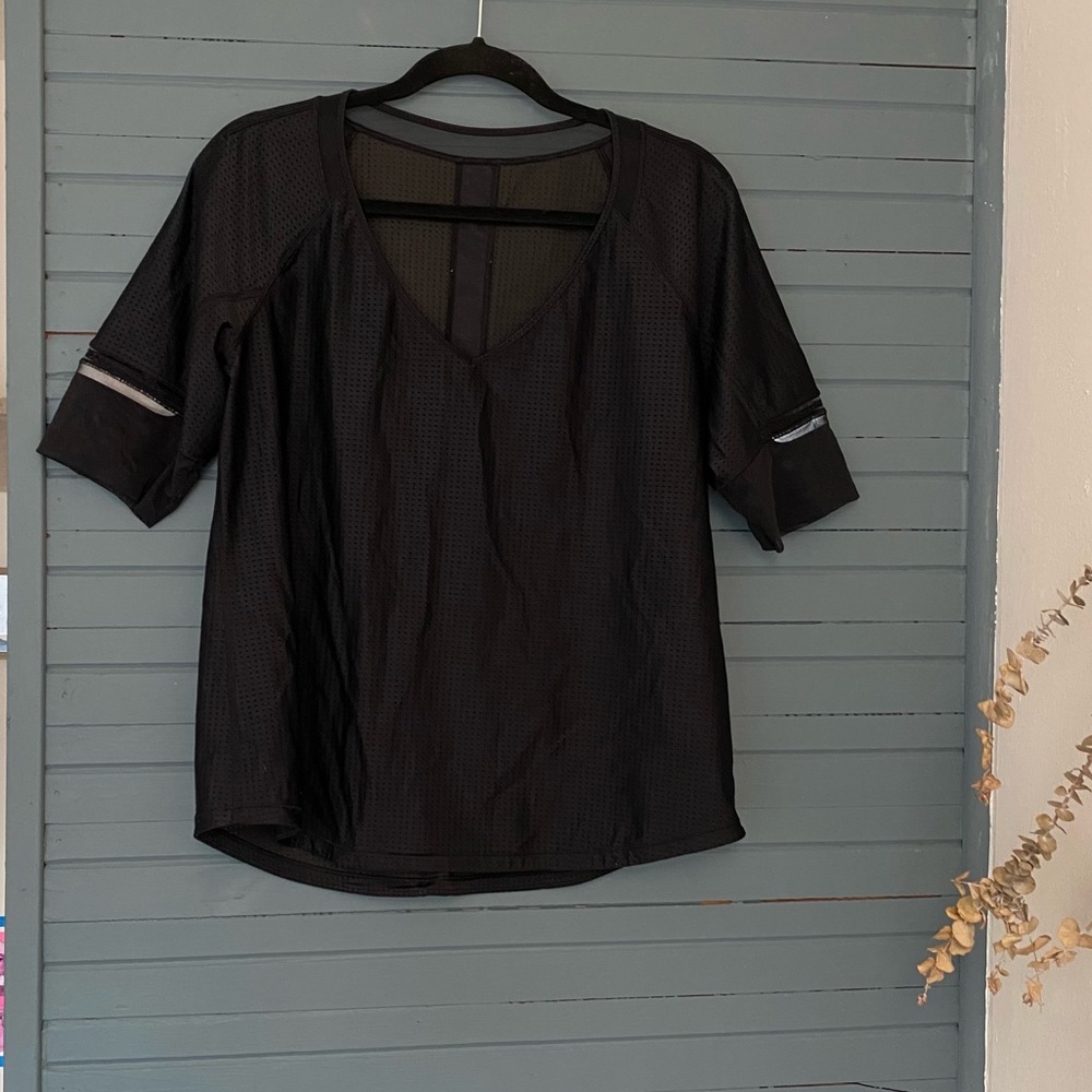 SIZE 6; Black Lululemon Mesh and Reflective Exercise Shirt